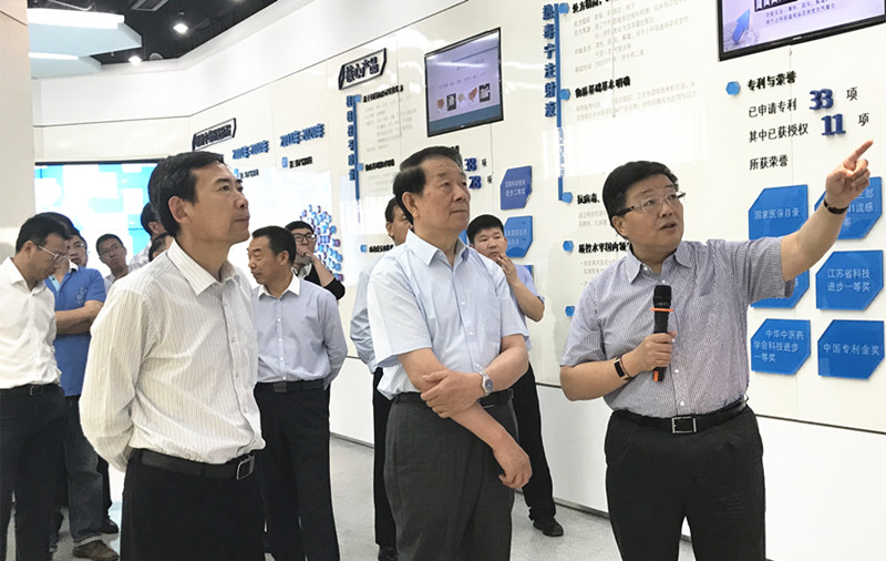 江苏发展大会连云港籍嘉宾莅临赏金船长药业参观考察