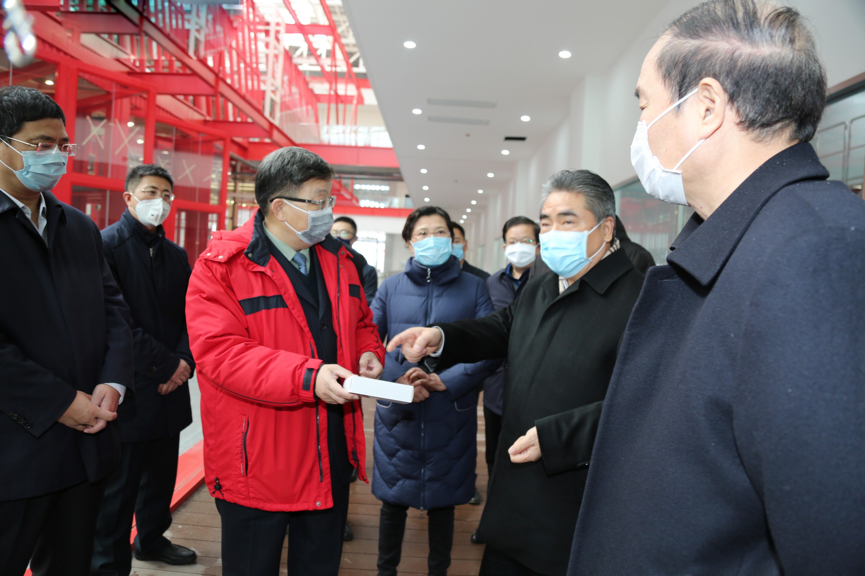 市委书记项雪龙一行莅临赏金船长药业 关怀指导新冠肺炎防控药物生产工作